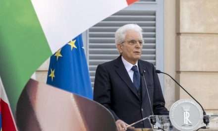 Incendi, Mattarella: “Forte preoccupazione per l’emergenza climatica nel Mediterraneo, occorre un fronte europeo”