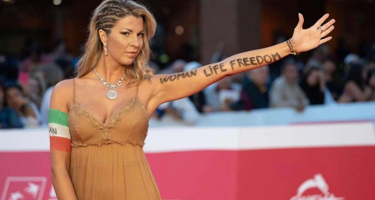 Iran: Le proteste per le donne con Claudia Conte arrivano anche al Festival del cinema di Roma