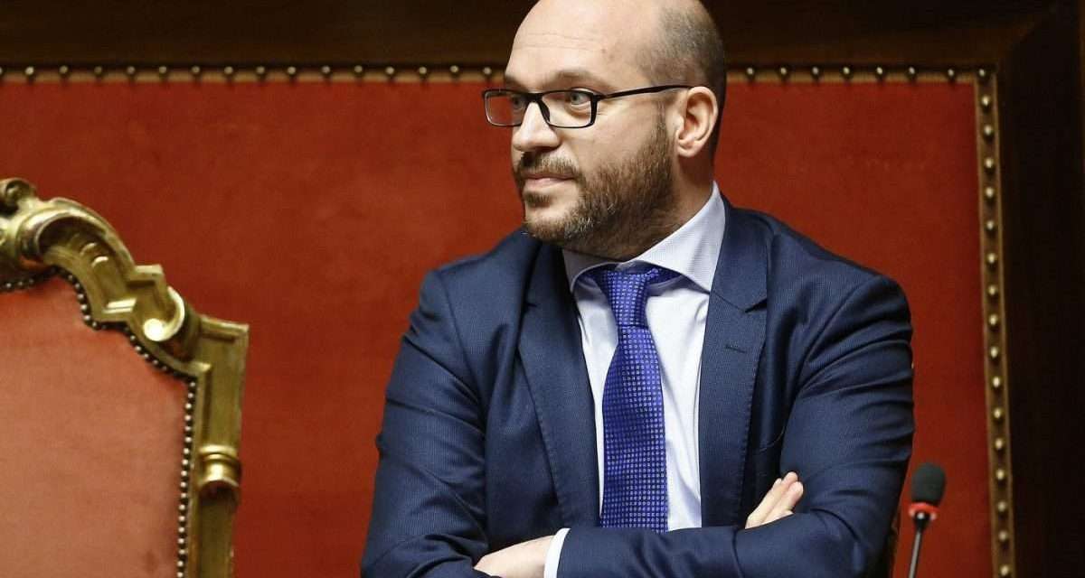 Lorenzo Fontana tra applausi e insulti è il nuovo presidente della Camera, Letta: “L’Italia non merita questo sfregio”