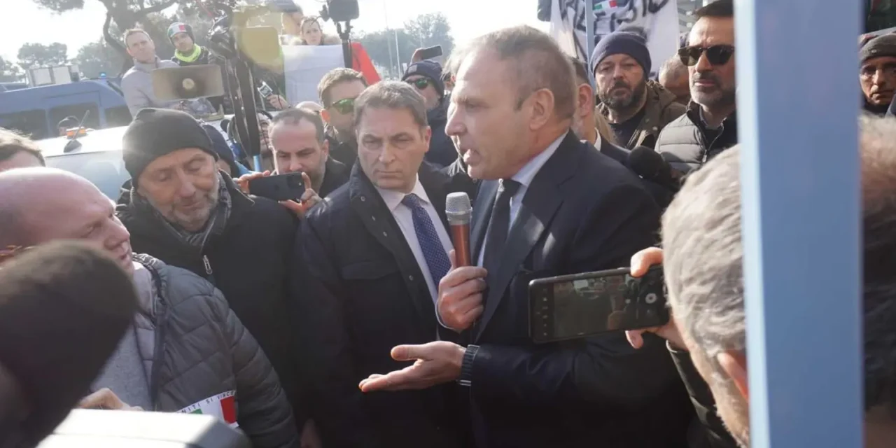 Movimento dei trattori, continuano le proteste. Lollobrigida: “Dalla parte degli agricoltori”