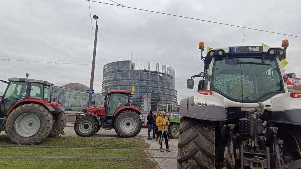 Marcia dei trattori, la protesta non si ferma e arriva davanti al Parlamento europeo. I primi effetti sulla Commissione