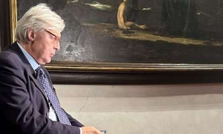 Vittorio Sgarbi si dimette dal ruolo di sottosegretario e ironizza: “Non voglio siate complici di un reato”