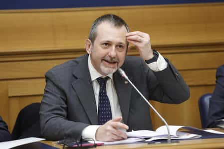 Caso Delmastro, l’ex sottosegretario si difende in Antimafia: “Non sapevo nulla dei legami con i Caroccia”